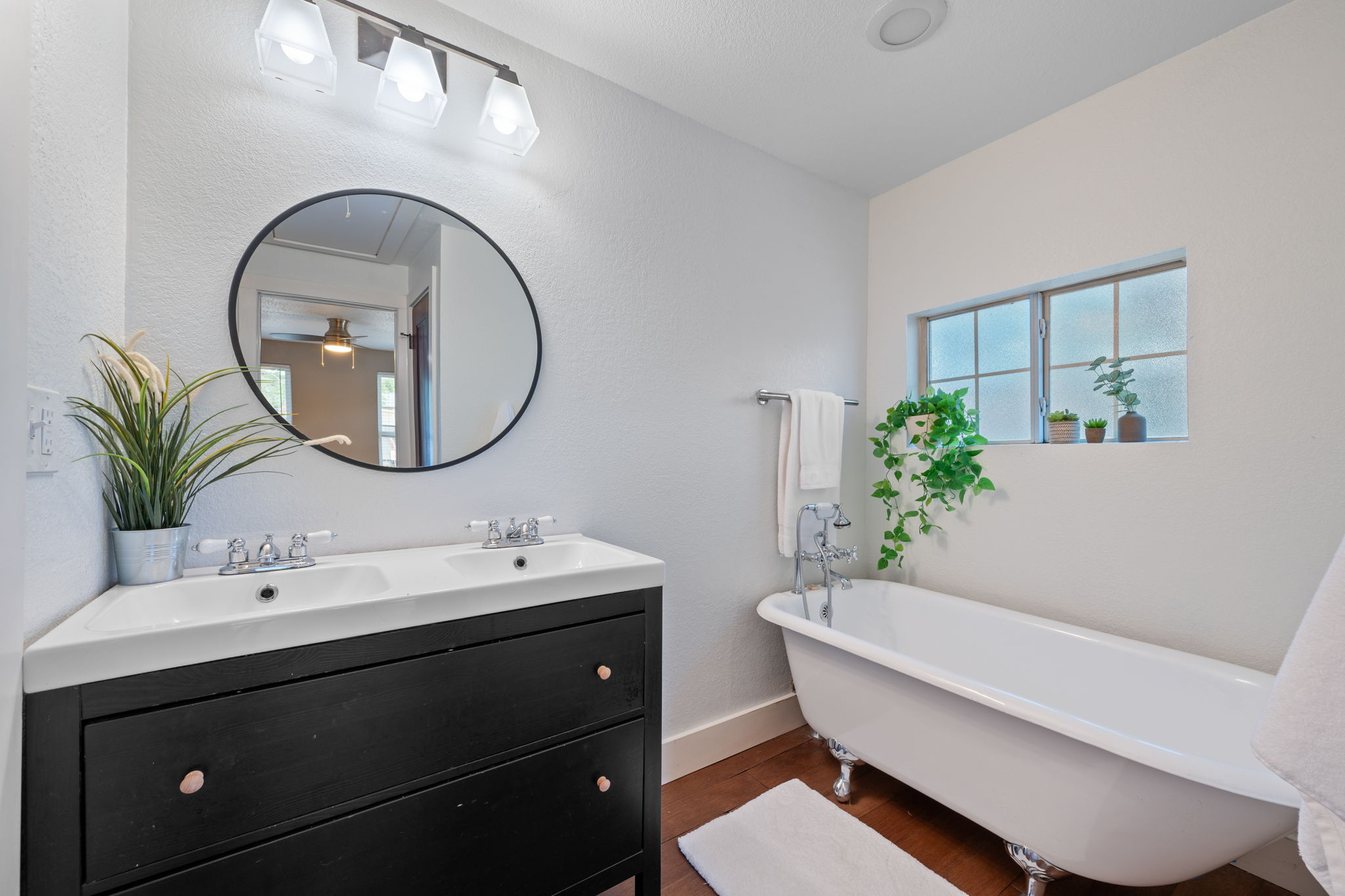 1137 Nickols Avenue Austin, TX 78721 - Photo 15 of 33 Adorable bathroom with a coveted free standing tub.