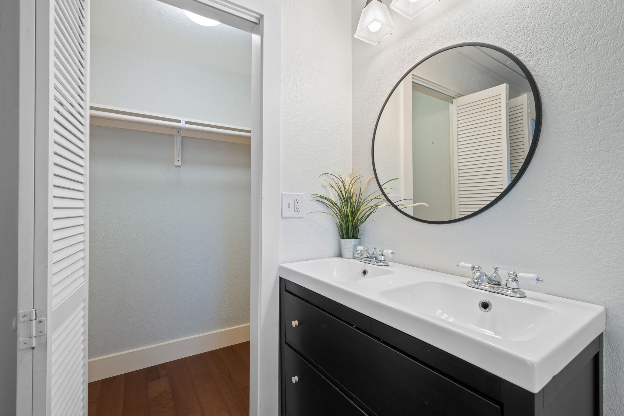 1137 Nickols Avenue Austin, TX 78721 - Photo 17 of 33 Walk-in closet in primary bathroom.