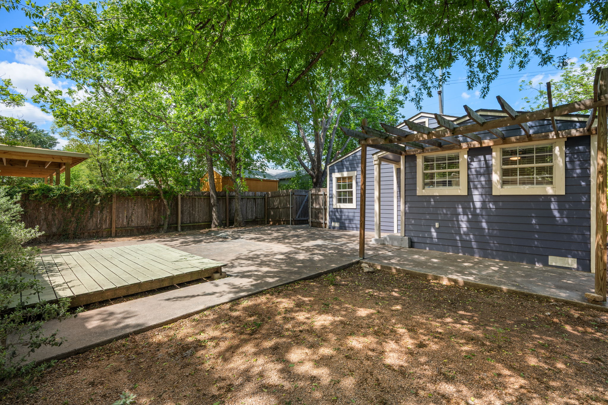 1137 Nickols Avenue Austin, TX 78721 - Photo 27 of 33 Deck outside casita.