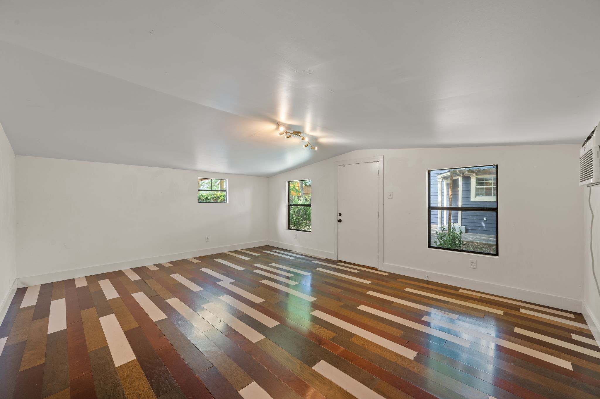 1137 Nickols Avenue Austin, TX 78721 - Photo 30 of 33 Interior of casita.