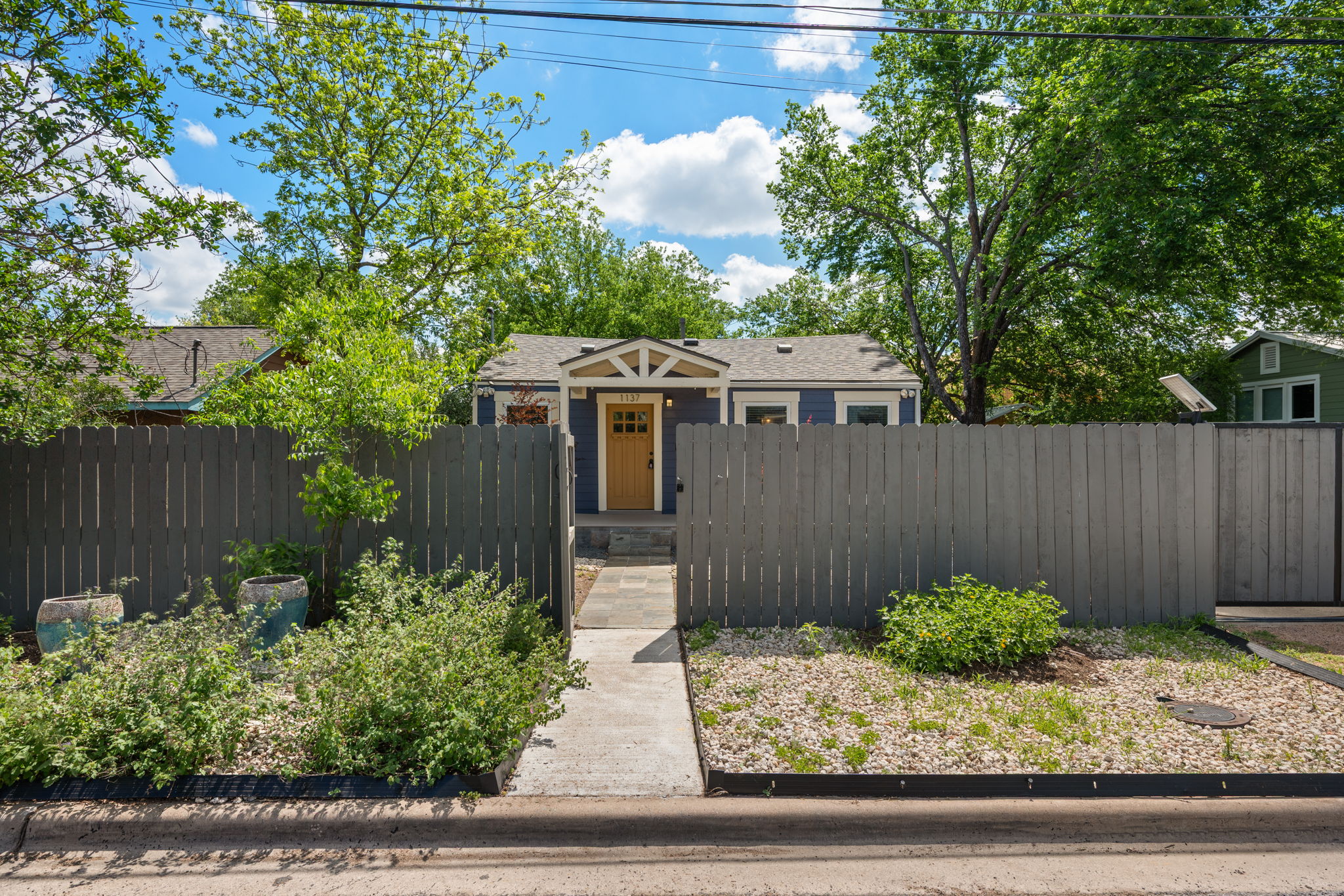 1137 Nickols Avenue Austin, TX 78721 - Photo 3 of 33 Gate to front courtyard entry. Nicely landscaped.