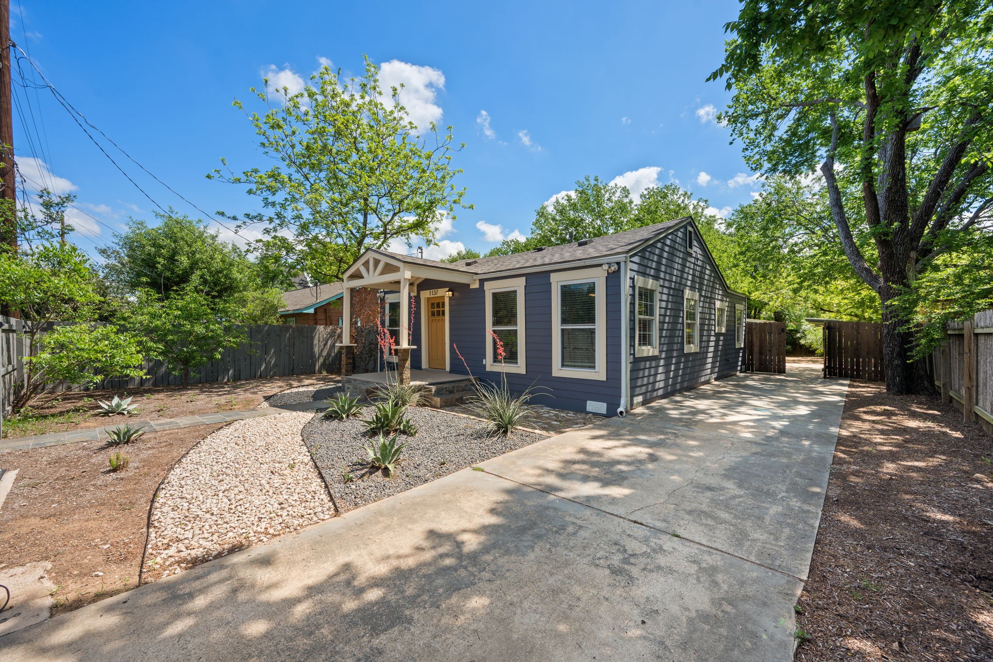 1137 Nickols Avenue Austin, TX 78721 - Photo 4 of 33 Large useable yard with an extra long driveway that goes to the back of the property.