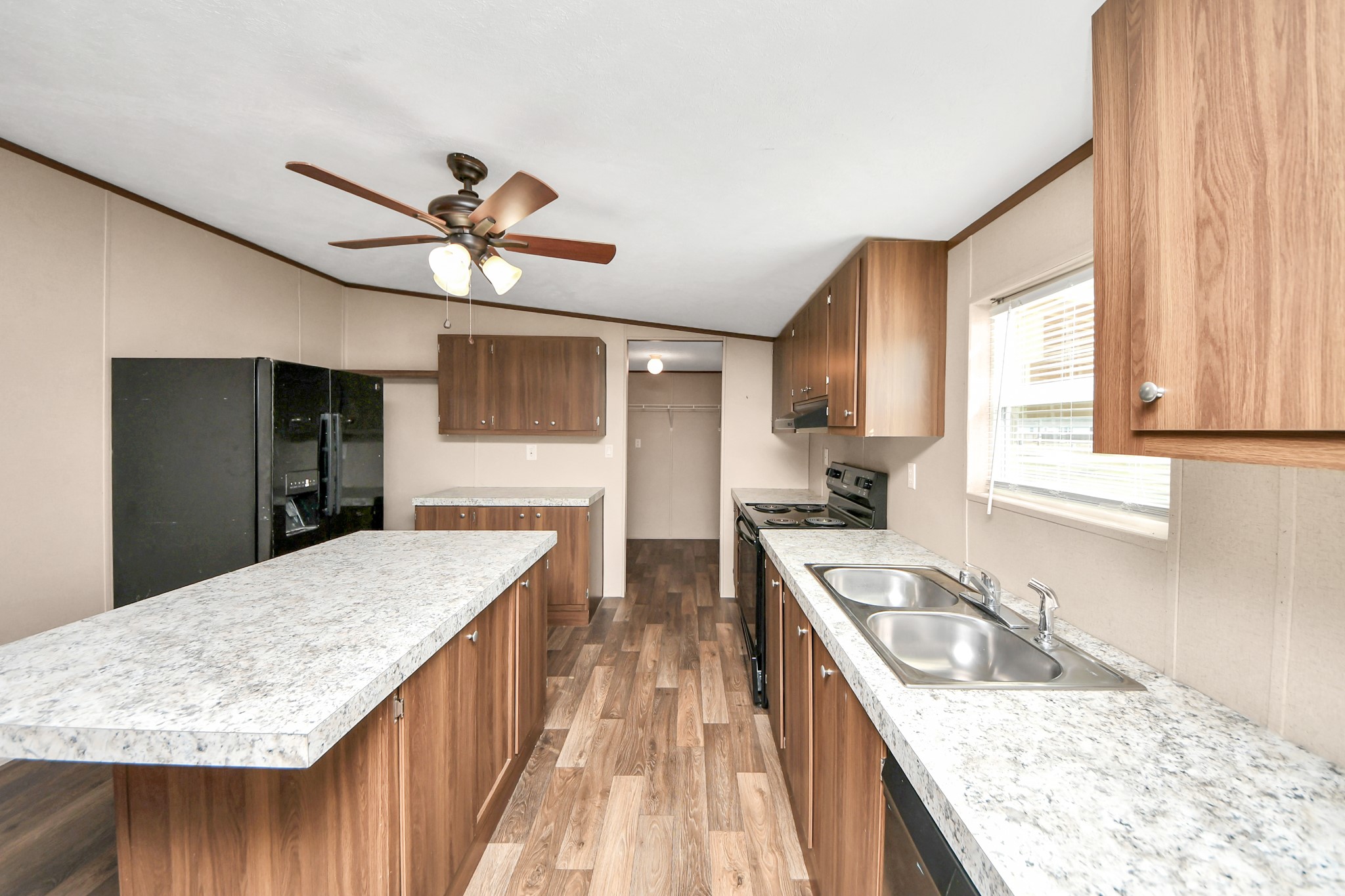 18292 Bellfounder Drive Conroe, TX 77306 - Photo 6 of 17 Spacious Kitchen