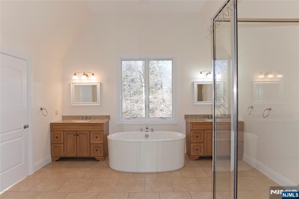 673 Glendale Road, Unit UPSTAIRS APA Franklin Lakes, NJ 07417 - Photo 16 of 19
