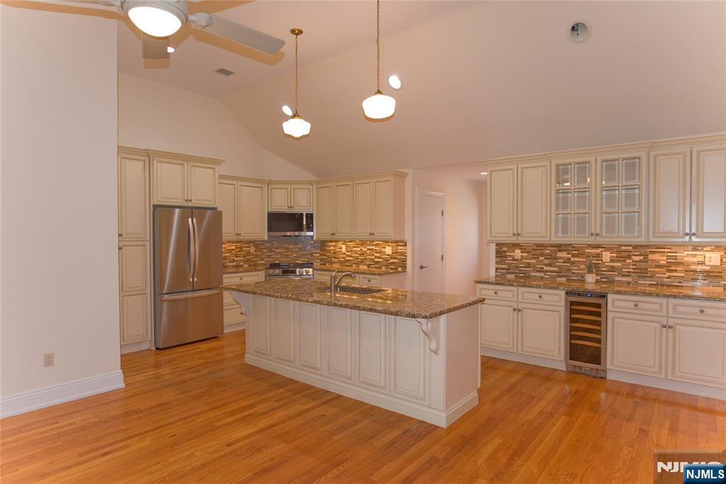 673 Glendale Road, Unit UPSTAIRS APA Franklin Lakes, NJ 07417 - Photo 3 of 19