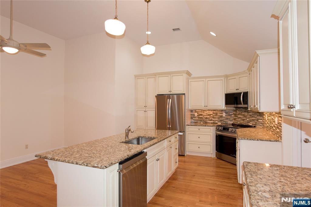 673 Glendale Road, Unit UPSTAIRS APA Franklin Lakes, NJ 07417 - Photo 4 of 19