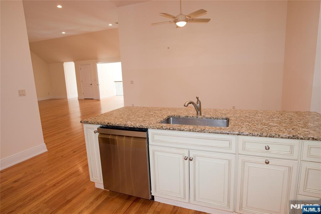 673 Glendale Road, Unit UPSTAIRS APA Franklin Lakes, NJ 07417 - Photo 8 of 19