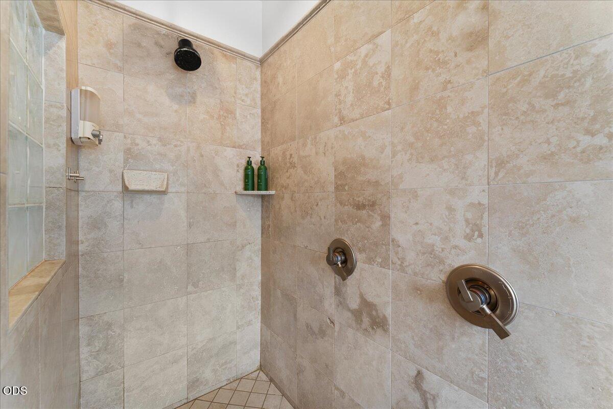 1013 Roxy Ann Road Medford, OR 97504 - Photo 39 of 74 73-master shower