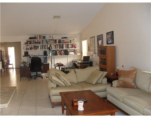 6951 Palmar Court Boca Raton, FL 33433 - Photo 6 of 18 Living Room
