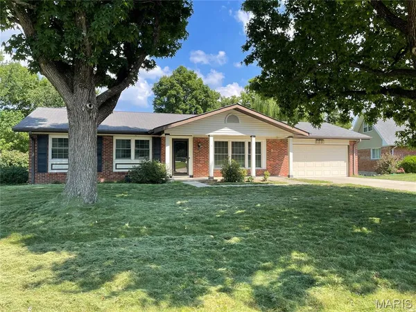 $415,000 | 7 Greymore Drive, Chesterfield, MO 63017