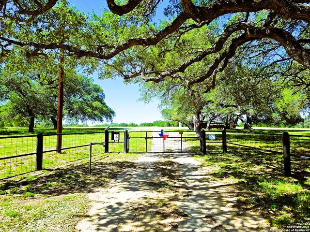 $999,900 | 803 County Road 6612, Devine, TX 78016