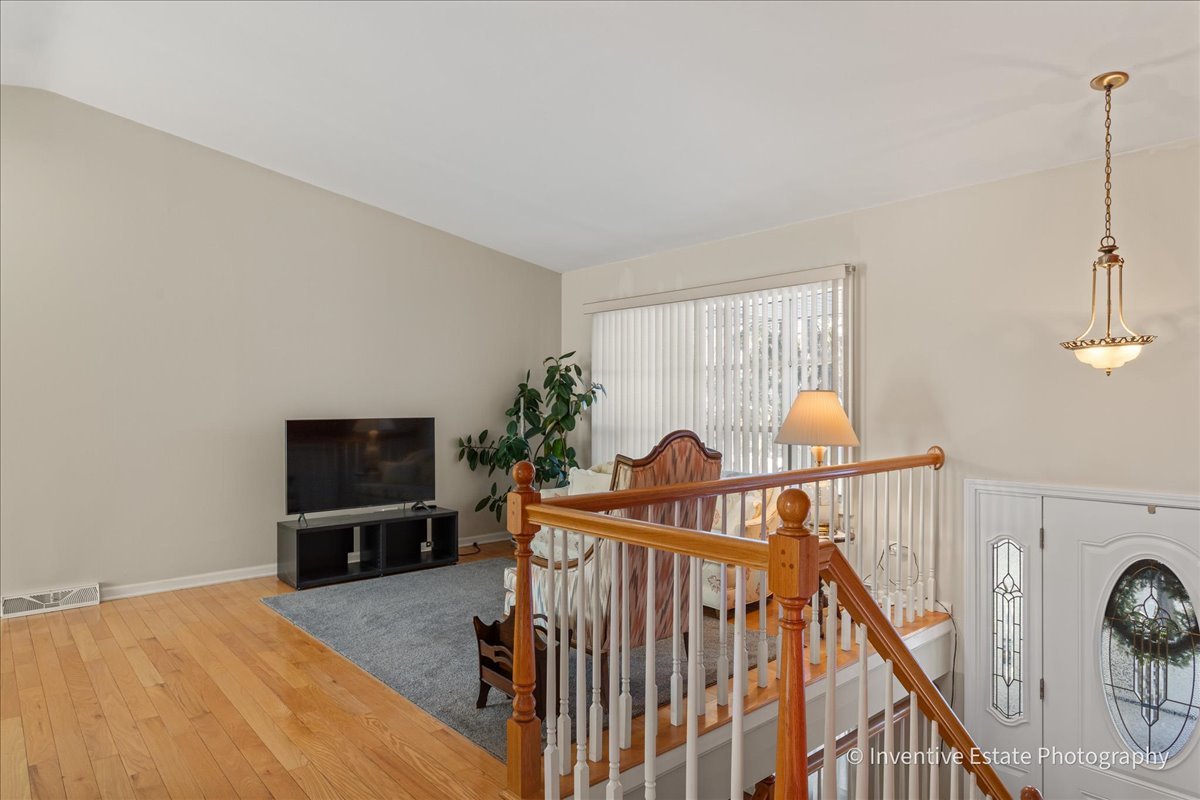 17W645 Lorraine Avenue Addison, IL 60101 - Photo 5 of 28