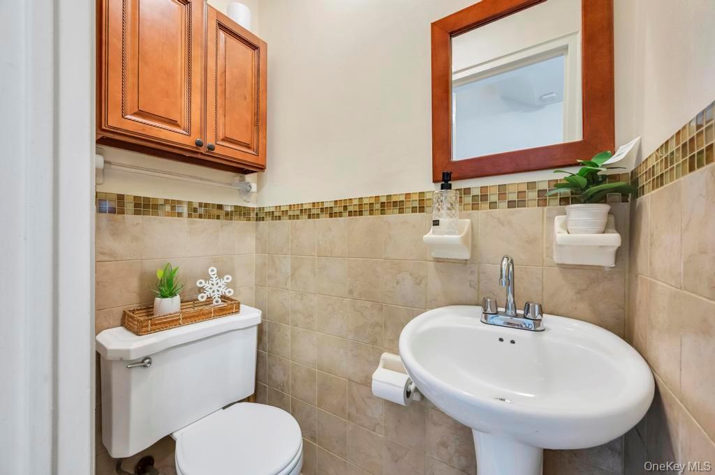 280 Balcom Avenue Bronx, NY 10465 - Photo 21 of 33 Powder Room on main floor.