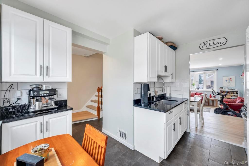 280 Balcom Avenue Bronx, NY 10465 - Photo 5 of 33 Eat in kitchen.