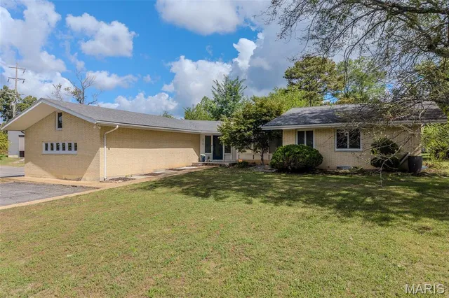 $375,000 | 376 Sunset Drive, Lebanon, MO 65536