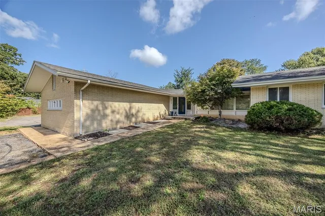 $375,000 | 376 Sunset Drive, Lebanon, MO 65536