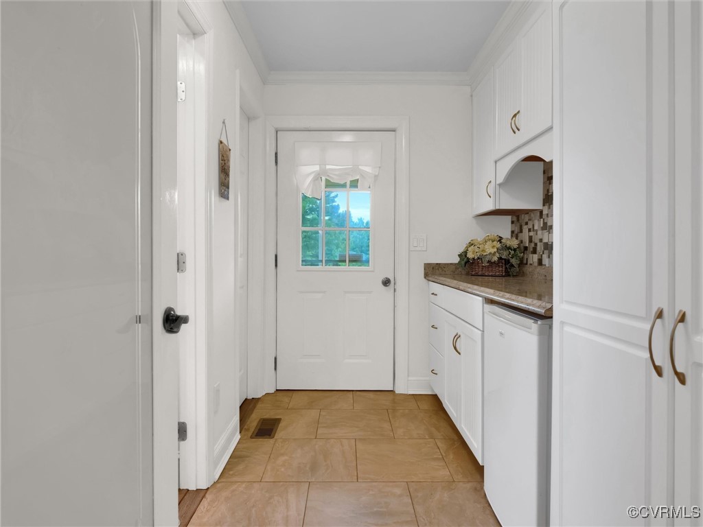 727 Eanes Road Kenbridge, VA 23944 - Photo 17 of 50 a bathroom with a sink and a mirror