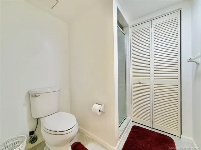 a en suite bathroom with a double vanity sink and mirror