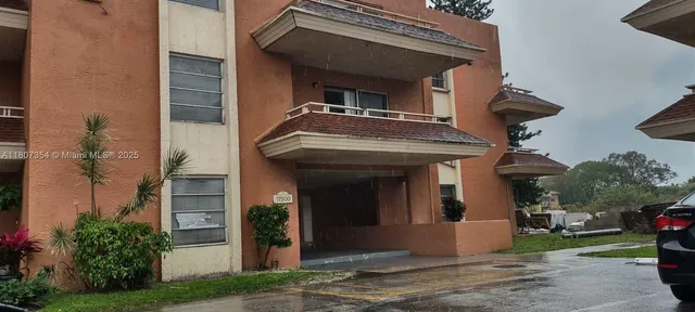 $1,900 | 17500 Northwest 68th Avenue, Unit D3002, Hialeah, FL 33015