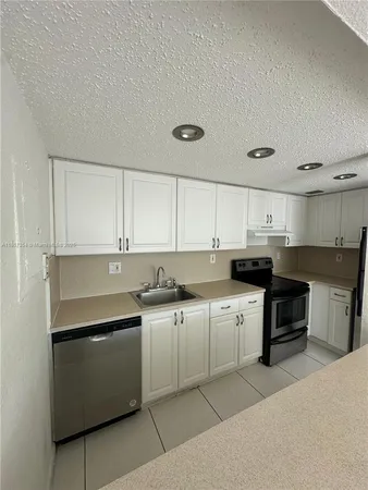 $1,900 | 17500 Northwest 68th Avenue, Unit D3002, Hialeah, FL 33015