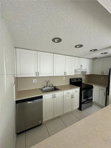 $1,900 | 17500 Northwest 68th Avenue, Unit D3002, Hialeah, FL 33015