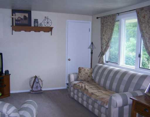 340 Vaneal Road Washington, PA 15301 - Photo 2 of 5 Living Room.