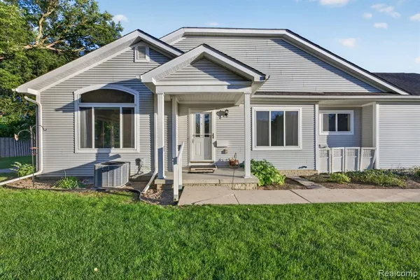 $225,000 | 100 Aberdeen Drive, Unit 36, Flushing, MI 48433