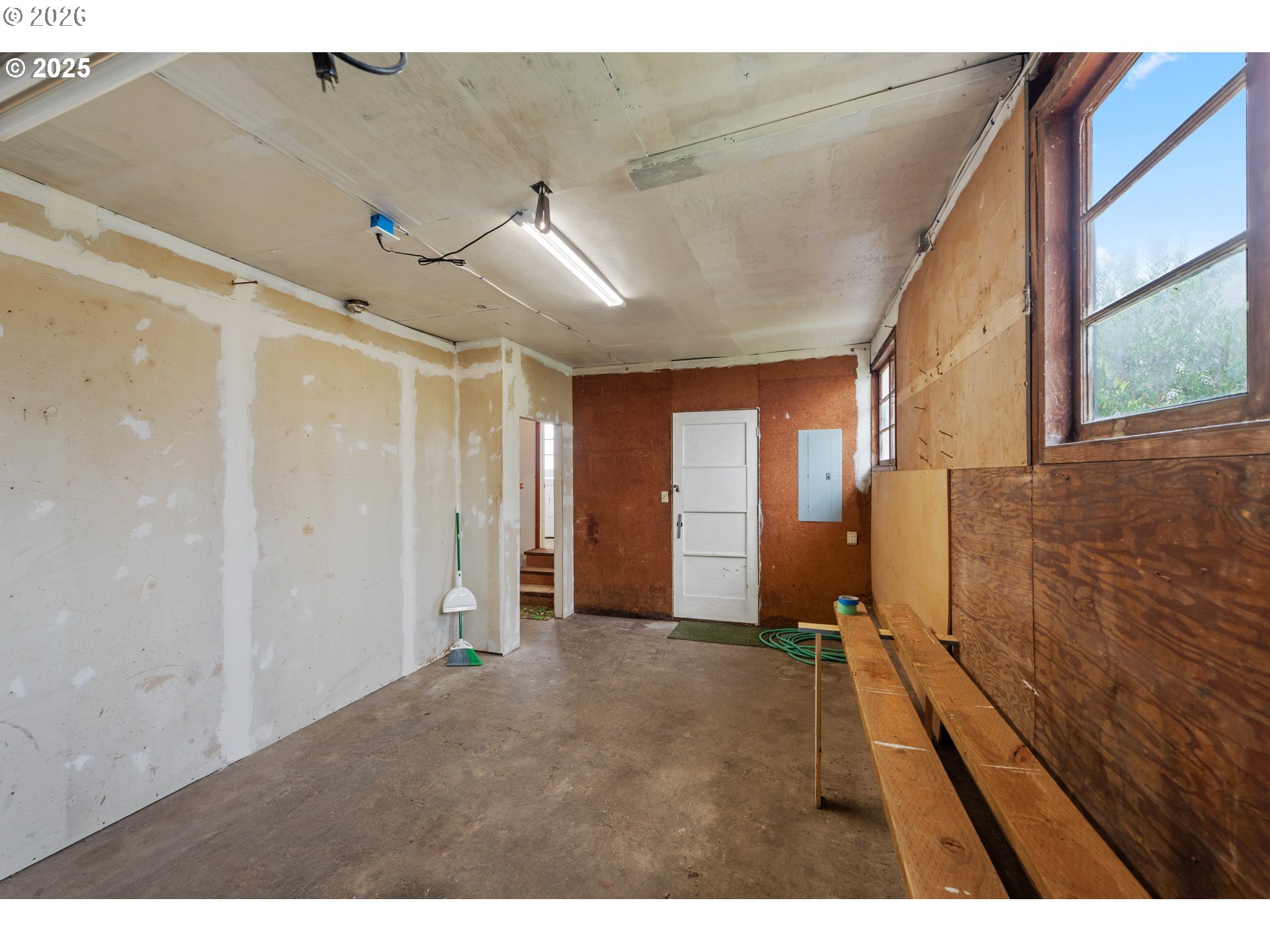 536 South Marple Street Coos Bay, OR 97420 - Photo 23 of 39 Garage