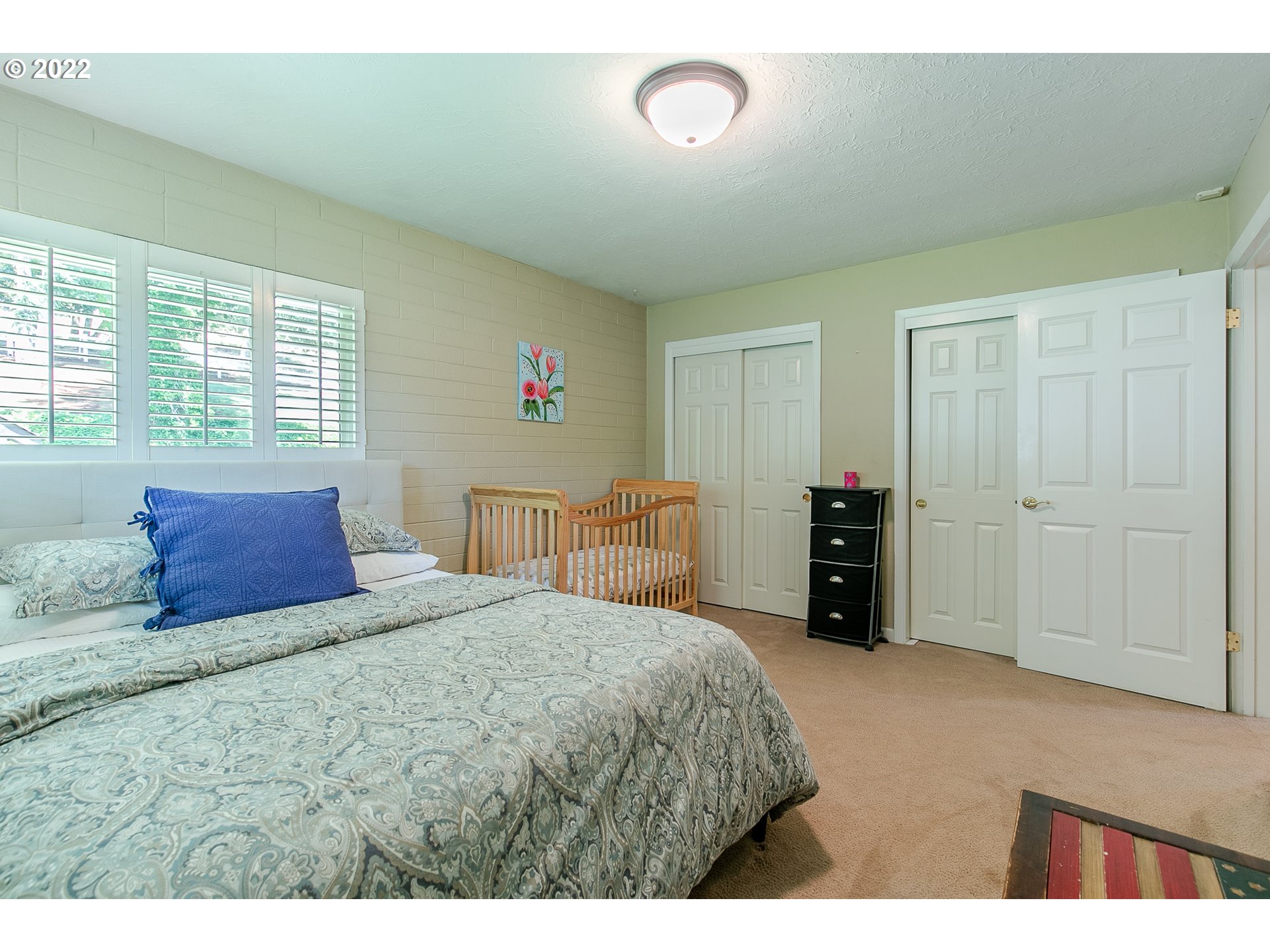 33315 Bloomberg Road Eugene, OR 97405 - Photo 22 of 32 a bedroom with a large bed and a dresser