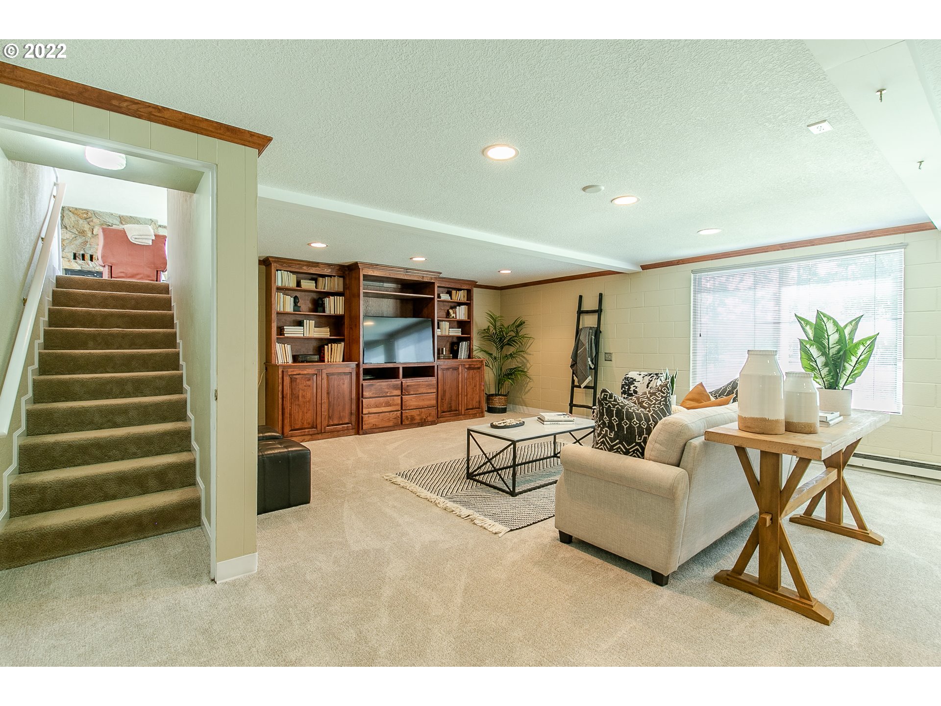33315 Bloomberg Road Eugene, OR 97405 - Photo 23 of 32 a living room with furniture and white walls