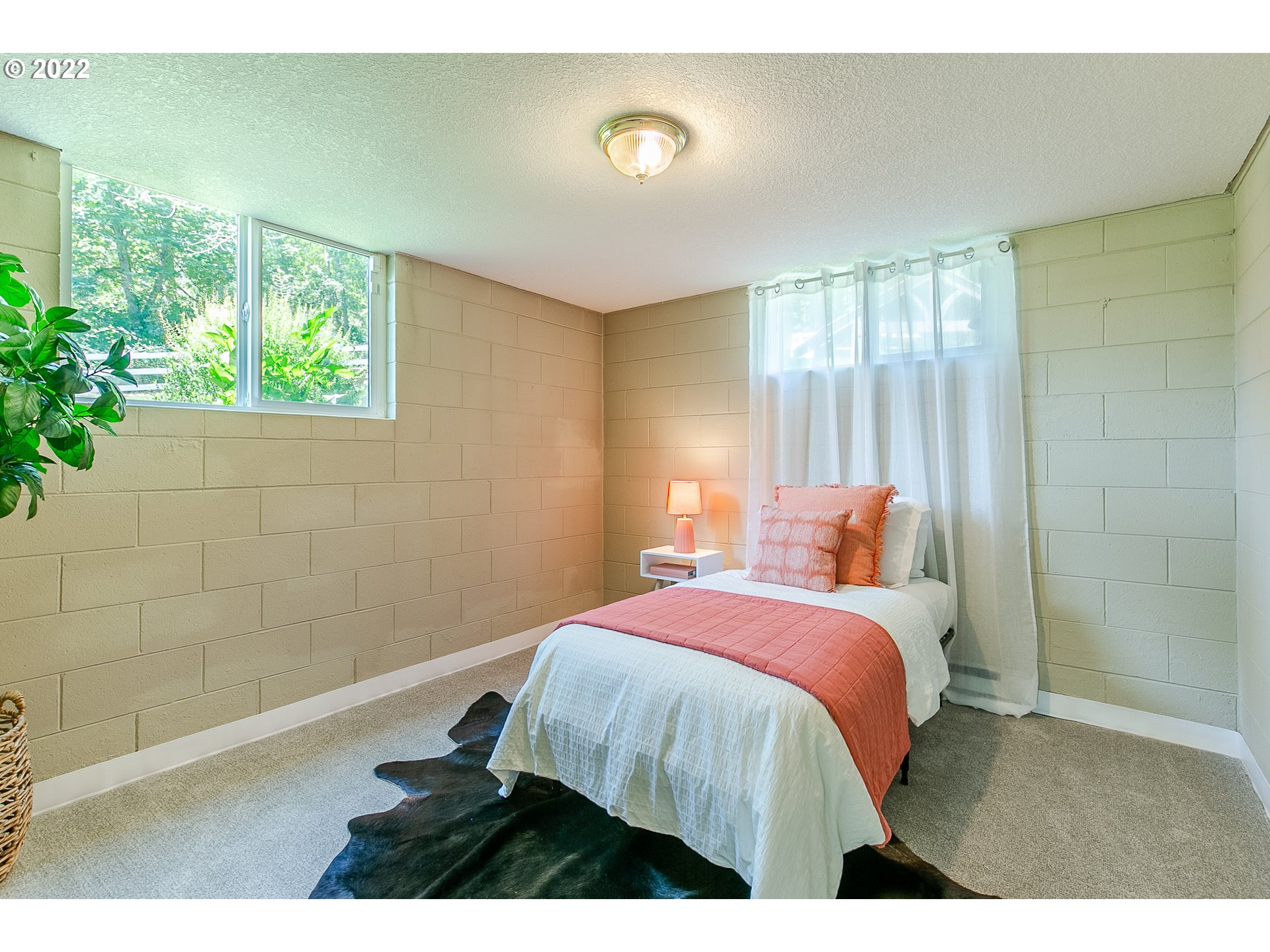 33315 Bloomberg Road Eugene, OR 97405 - Photo 26 of 32 a bedroom with a bed and a window