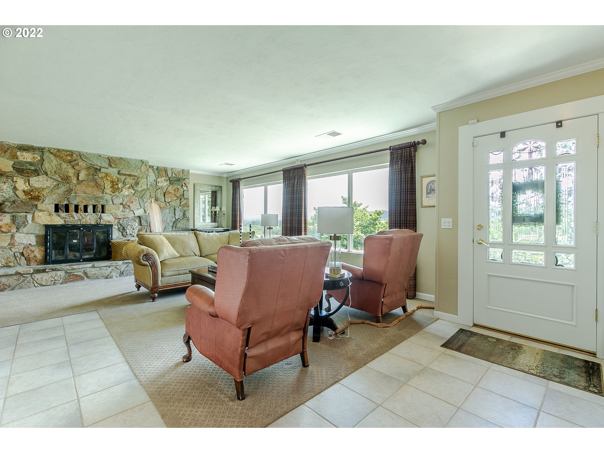 33315 Bloomberg Road Eugene, OR 97405 - Photo 9 of 32 a living room with furniture large window and table