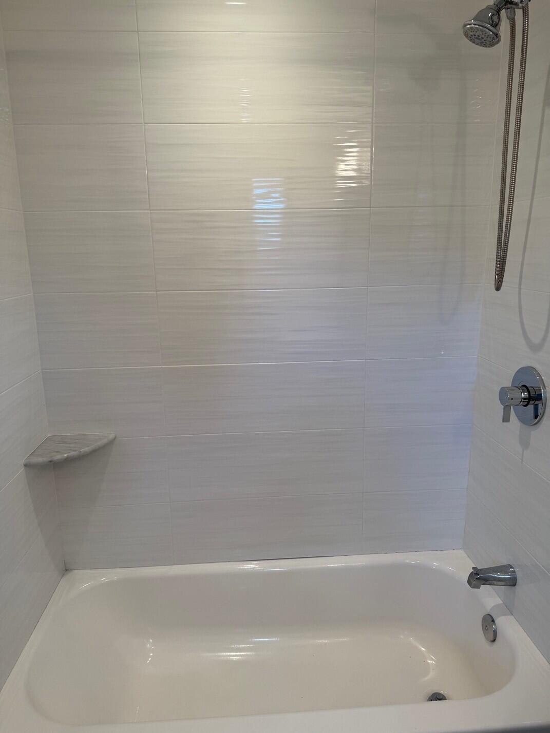 1611 Treemont Avenue Jupiter, FL 33469 - Photo 20 of 28 a bathroom with a bathtub