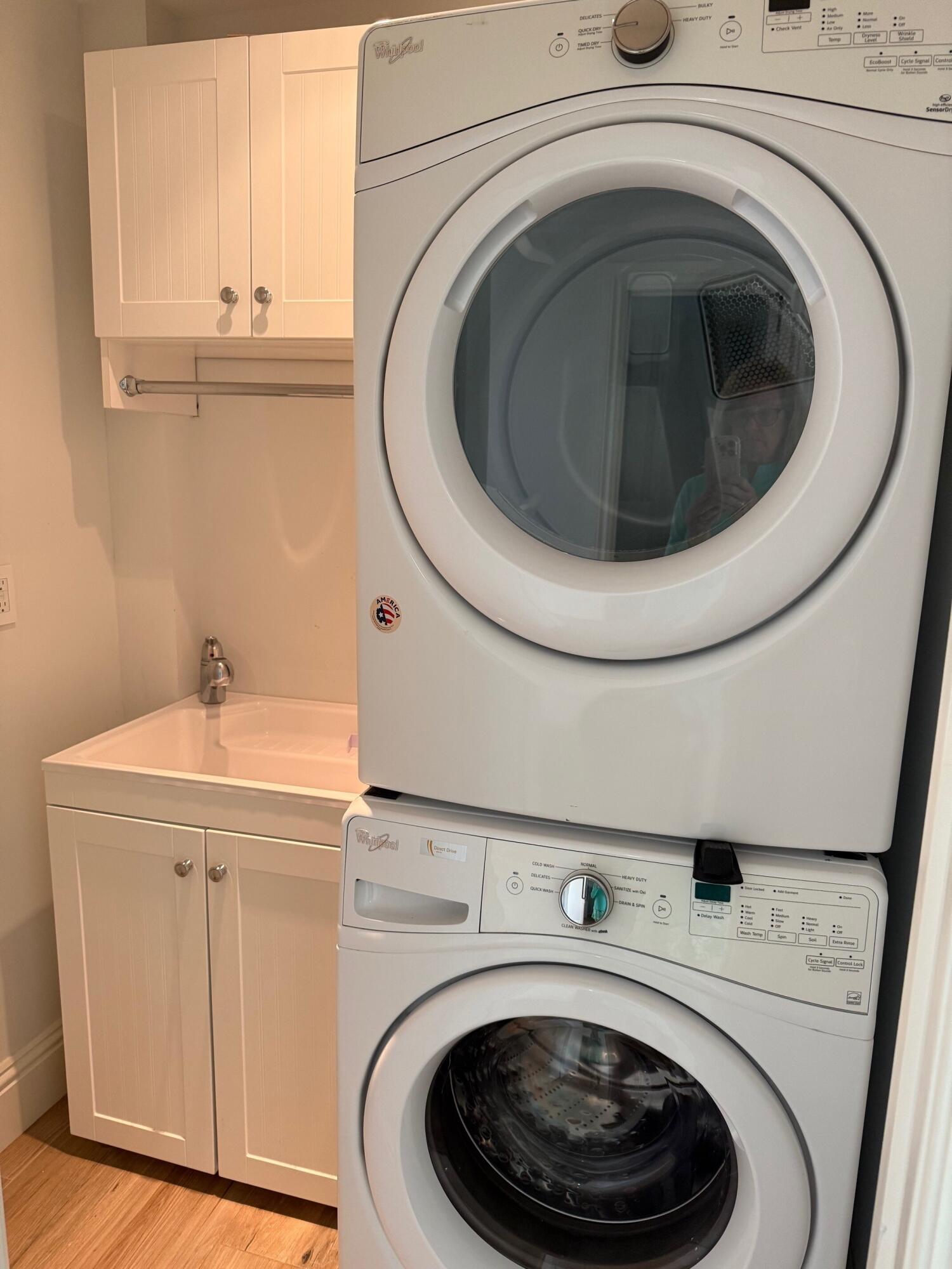 1611 Treemont Avenue Jupiter, FL 33469 - Photo 26 of 28 a utility room with dryer and washer