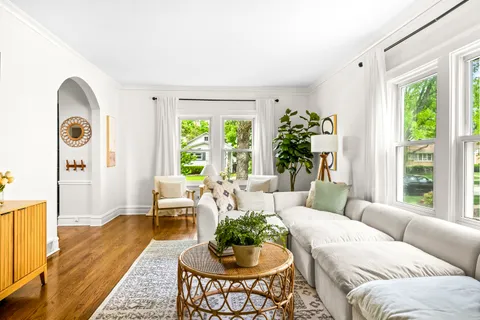 $529,000 | 1325 East Walnut Avenue, Des Plaines, IL 60016