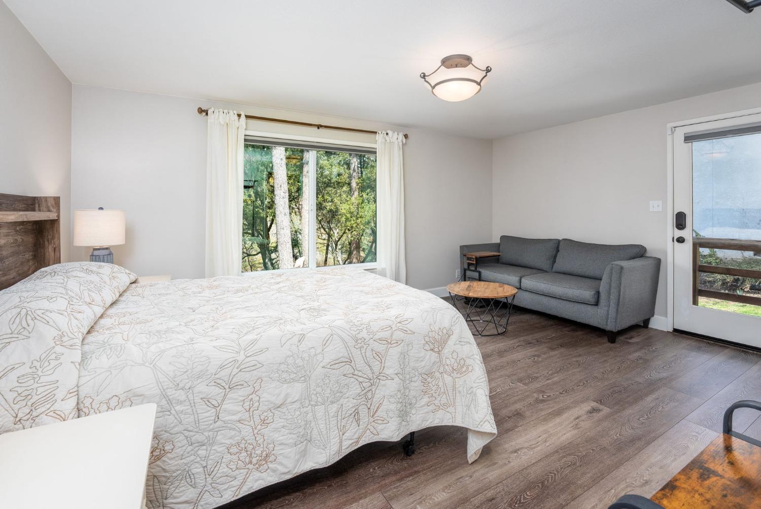 42538 Buckeye Road Oakhurst, CA 93644 - Photo 30 of 46 a spacious bedroom with a bed and a couch