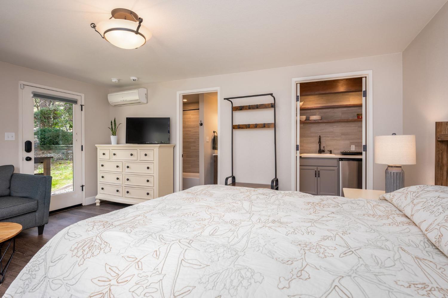 42538 Buckeye Road Oakhurst, CA 93644 - Photo 31 of 46 a large bedroom with a bed and furniture