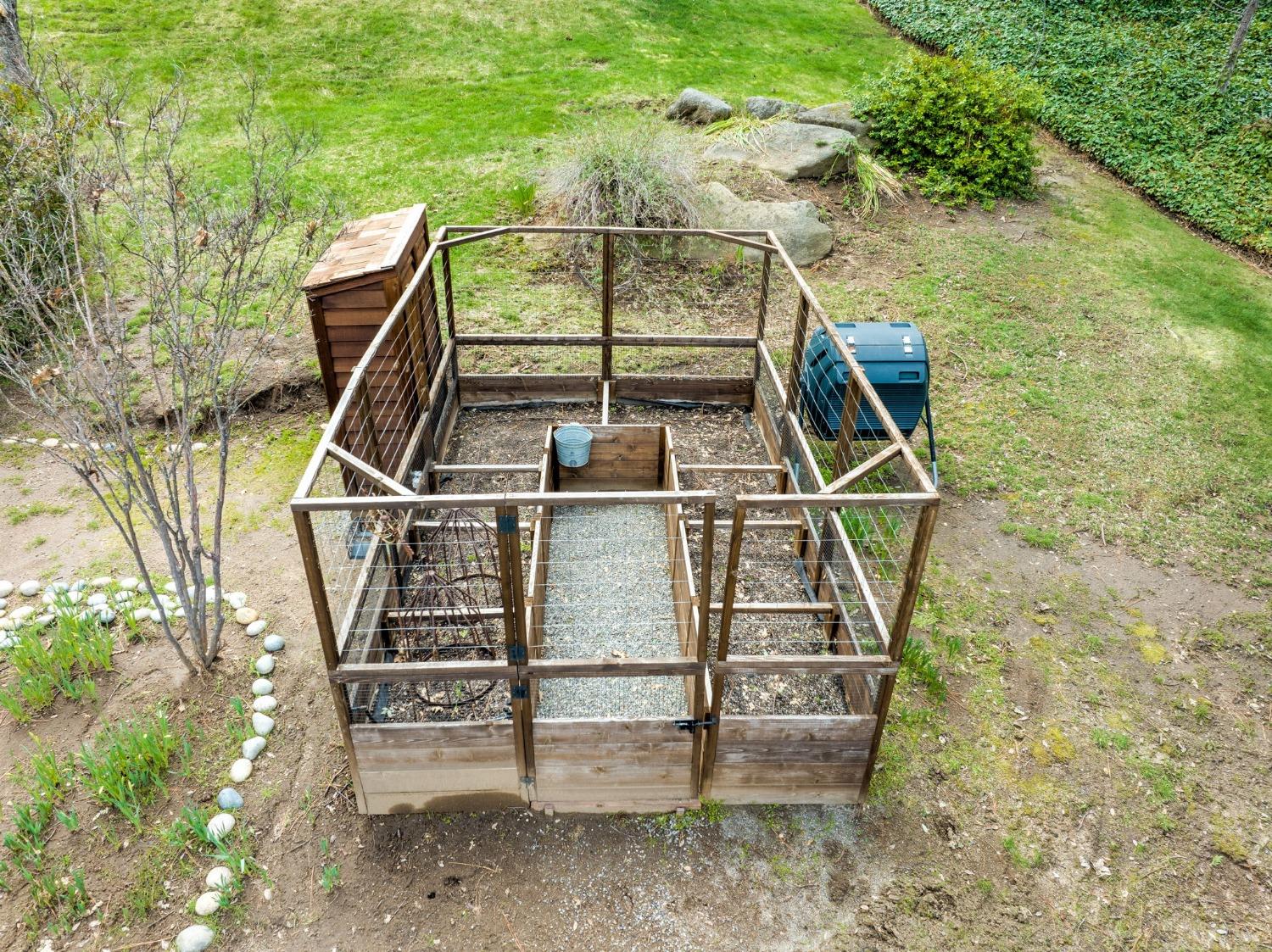 42538 Buckeye Road Oakhurst, CA 93644 - Photo 41 of 46 a front view of a house with a yard
