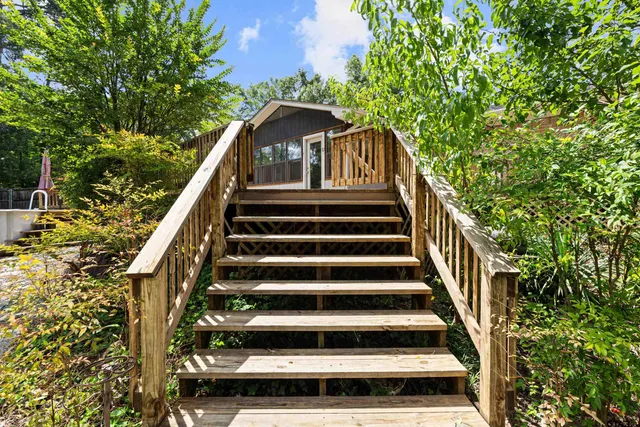 a view of entryway in front of house