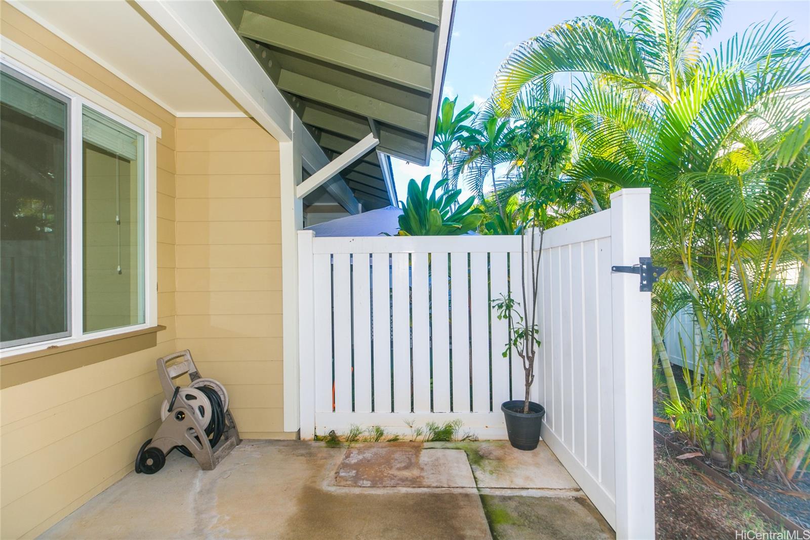 92-1516 Ali'inui Drive, Unit 1707 Kapolei, HI 96707 - Photo 15 of 23 a view of a porch with a bench