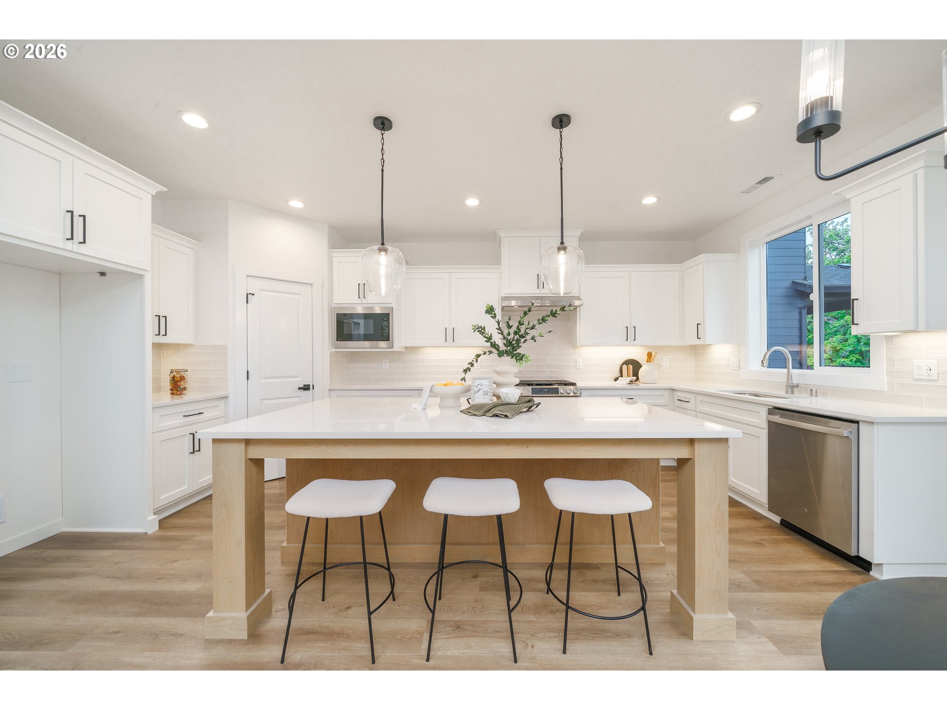 1908 Northwest 21st Circle Battle Ground, WA 98604 - Photo 14 of 40 a kitchen with kitchen island granite countertop a table and chairs in it