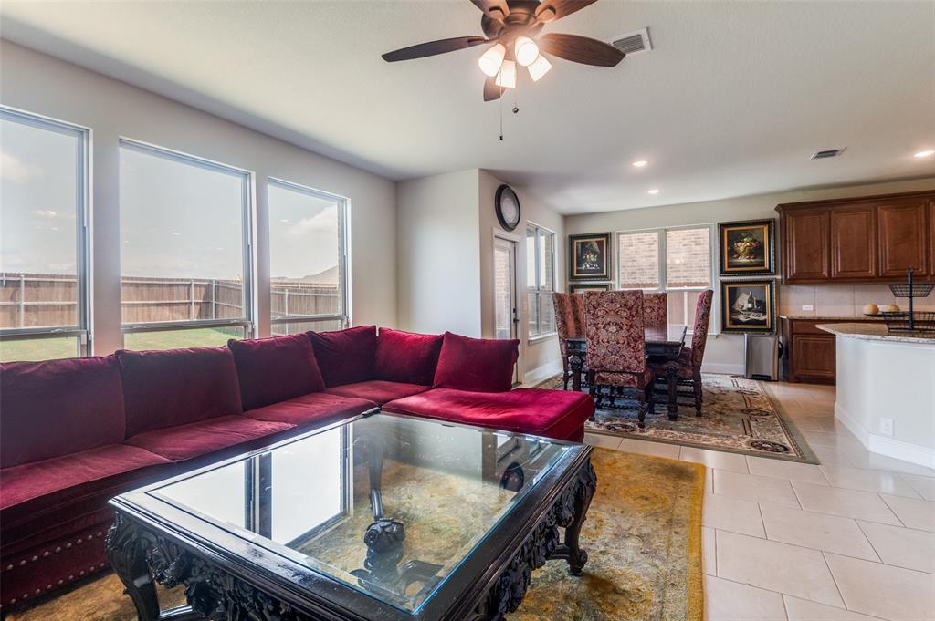 3822 Myrtle Way Kaufman, TX 75142 - Photo 10 of 39 a living room with furniture and a large window