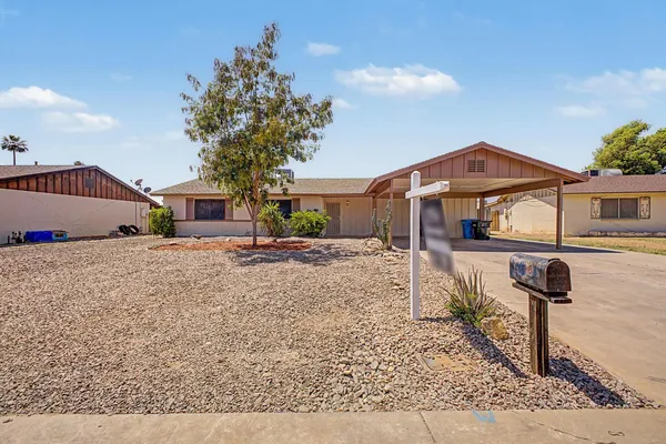 $1,800 | 12446 North 36th Drive, Phoenix, AZ 85029