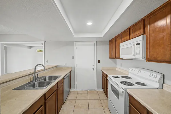 $1,800 | 12446 North 36th Drive, Phoenix, AZ 85029