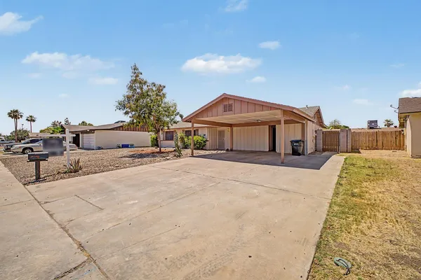 $1,800 | 12446 North 36th Drive, Phoenix, AZ 85029