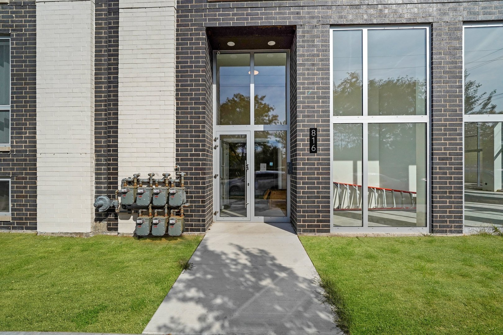 816 West Cullerton Street, Unit 1W Chicago, IL 60608 - Photo 25 of 34 a front view of a house having yard