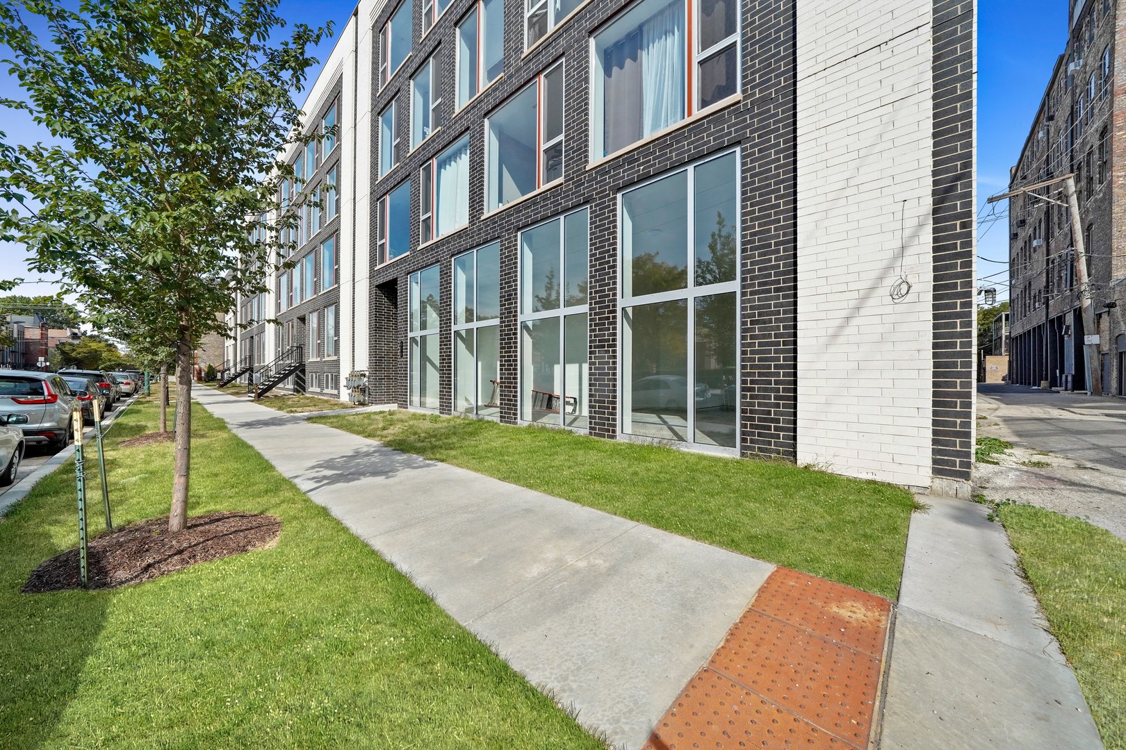 816 West Cullerton Street, Unit 1W Chicago, IL 60608 - Photo 32 of 34 a view of a building with a yard
