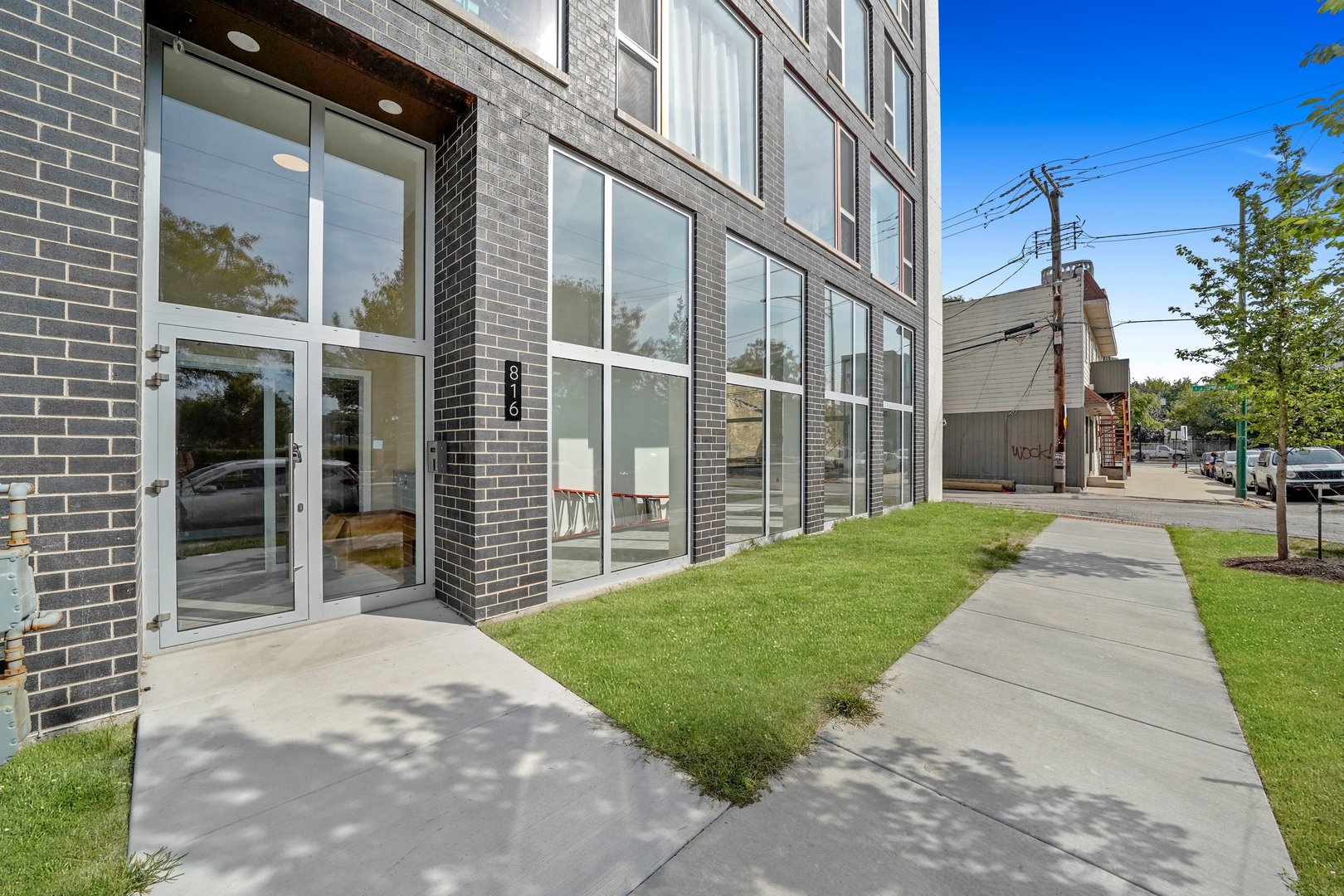 816 West Cullerton Street, Unit 1W Chicago, IL 60608 - Photo 33 of 34 a front view of a house with a yard