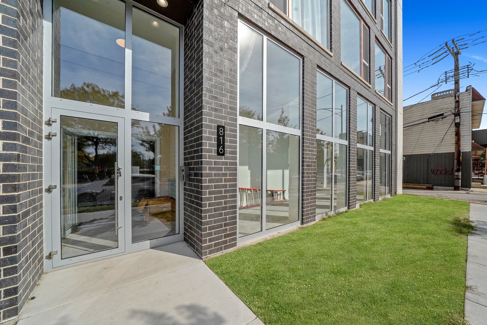 816 West Cullerton Street, Unit 1W Chicago, IL 60608 - Photo 34 of 34 a view of a house with a yard and balcony