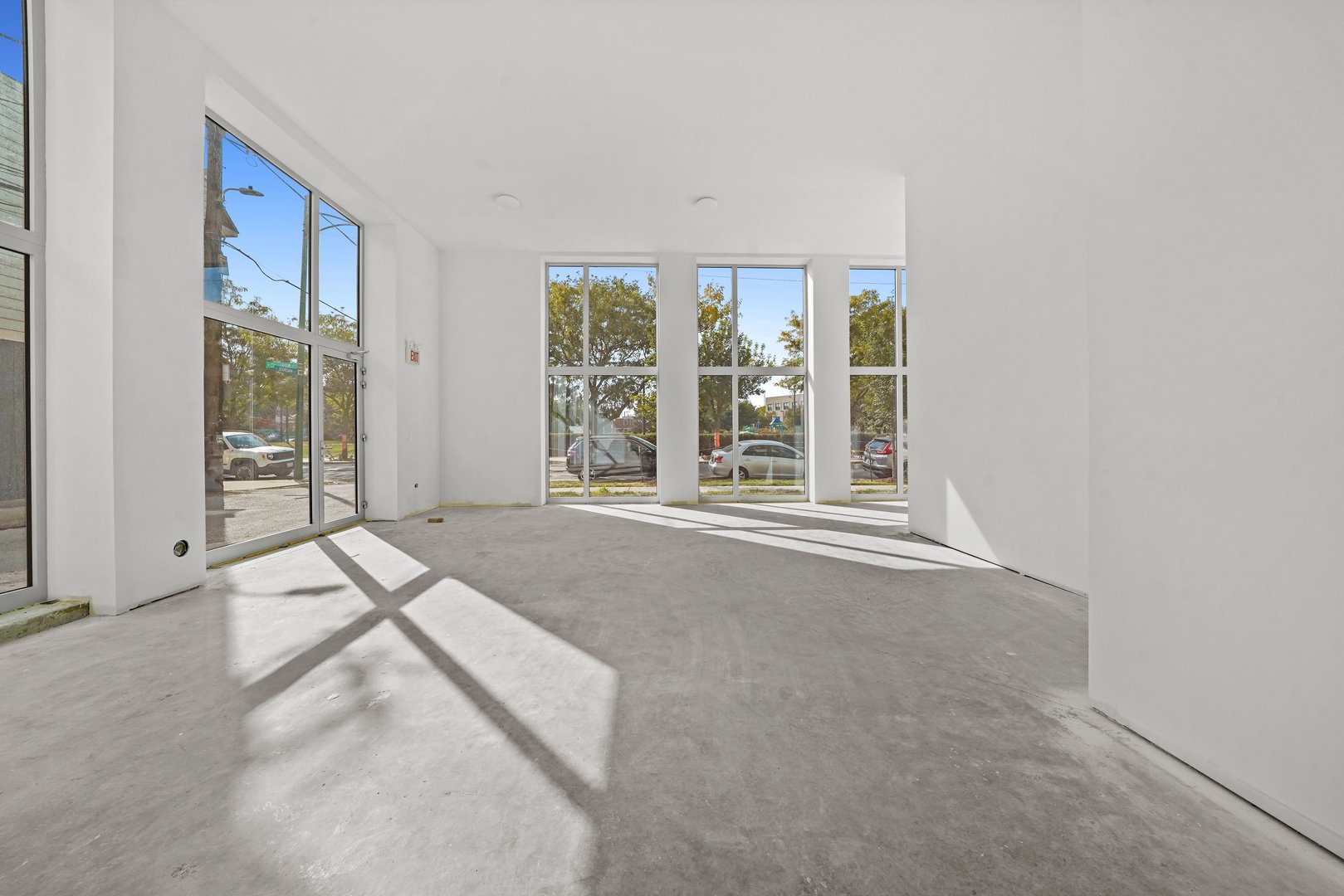 816 West Cullerton Street, Unit 1W Chicago, IL 60608 - Photo 5 of 34 a view of an empty room with a window
